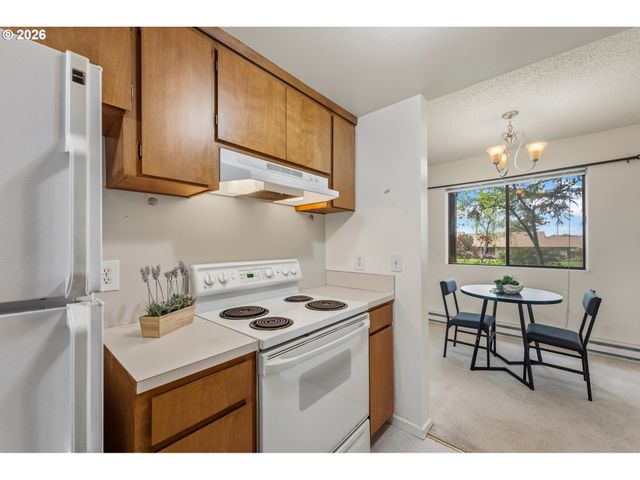 11490 Sw CROWN Dr 2, King City, OR 97224