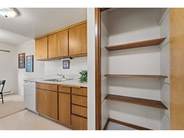 11490 Sw CROWN Dr 2, King City, OR 97224