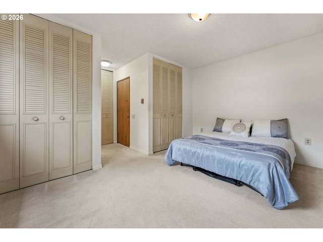11490 Sw CROWN Dr 2, King City, OR 97224