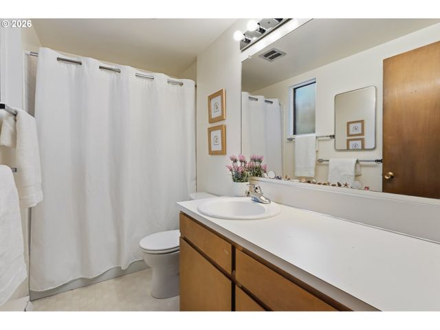 11490 Sw CROWN Dr 2, King City, OR 97224