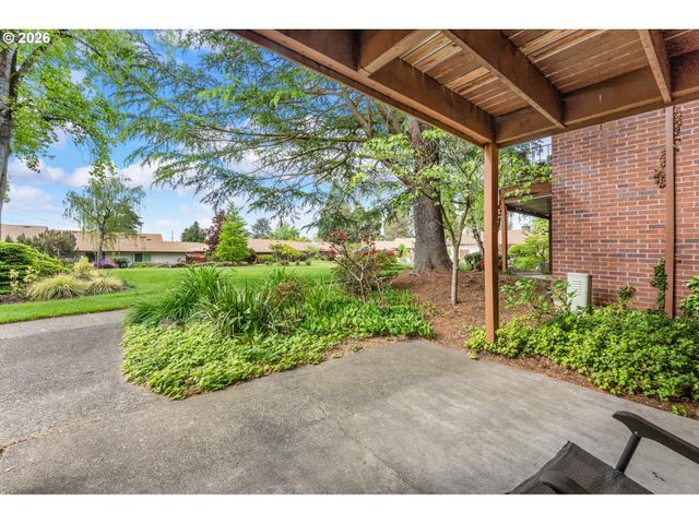 11490 Sw CROWN Dr 2, King City, OR 97224