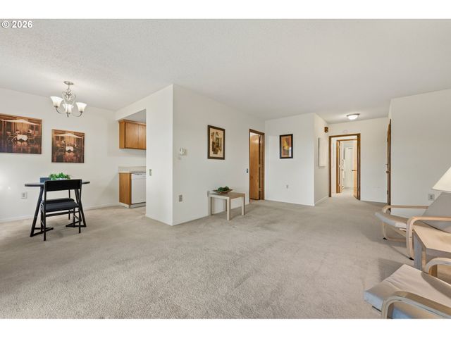 11490 Sw CROWN Dr 2, King City, OR 97224