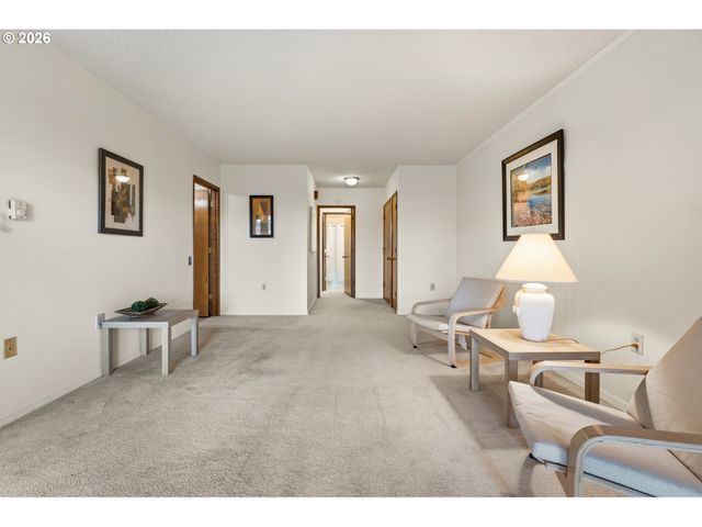11490 Sw CROWN Dr 2, King City, OR 97224