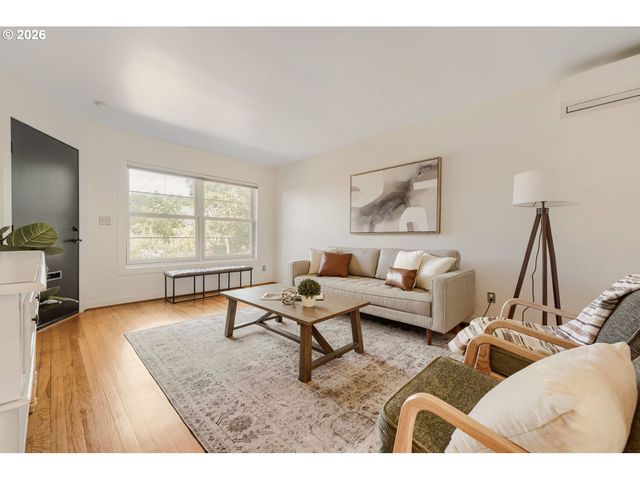6504 N COMMERCIAL Ave, Portland, OR 97217
