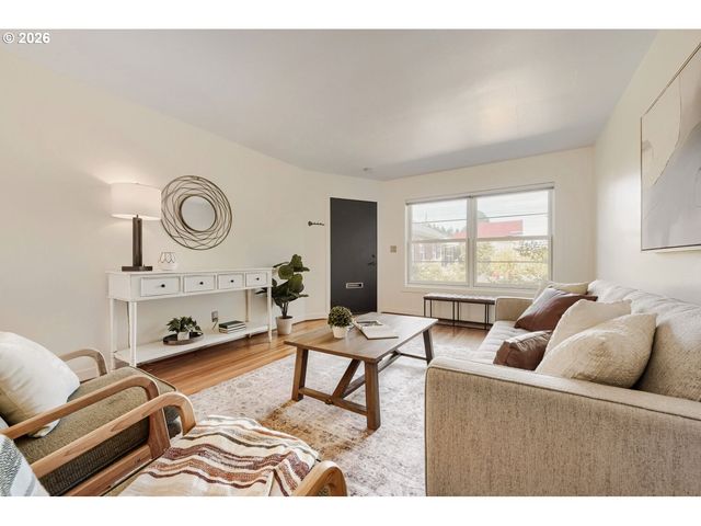 6504 N COMMERCIAL Ave, Portland, OR 97217