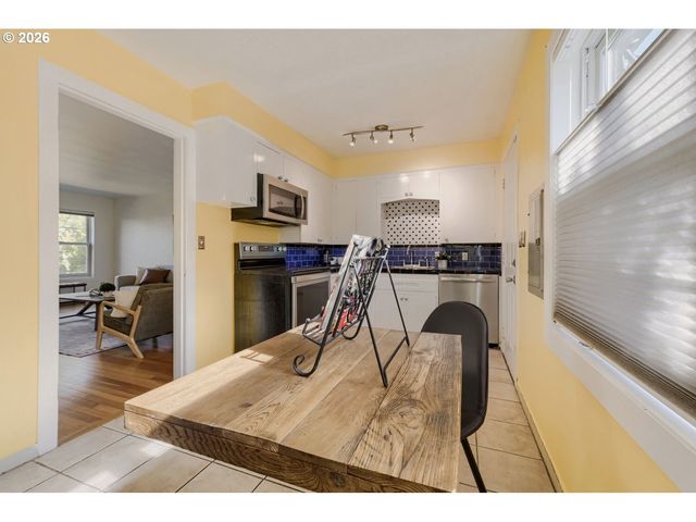 6504 N COMMERCIAL Ave, Portland, OR 97217