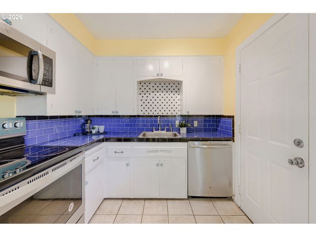 6504 N COMMERCIAL Ave, Portland, OR 97217