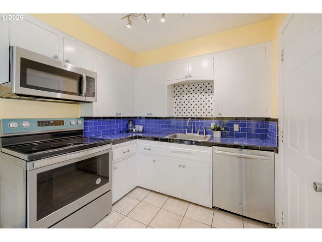 6504 N COMMERCIAL Ave, Portland, OR 97217