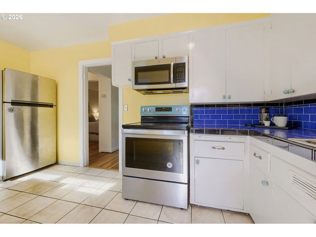 6504 N COMMERCIAL Ave, Portland, OR 97217