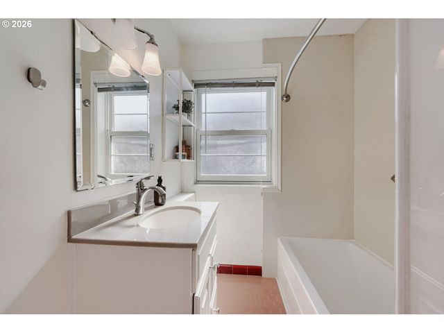 6504 N COMMERCIAL Ave, Portland, OR 97217