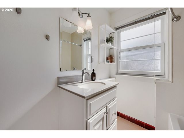 6504 N COMMERCIAL Ave, Portland, OR 97217