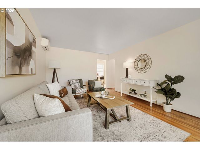 6504 N COMMERCIAL Ave, Portland, OR 97217