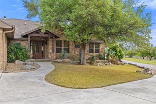 101 Crooked Oak LN, Round Mountain, TX 78663