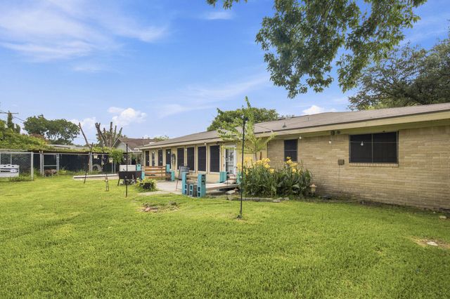 2202 French Place, Baytown, TX 77520