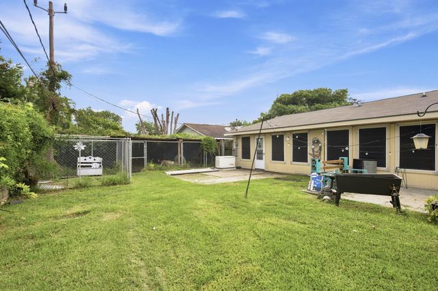 2202 French Place, Baytown, TX 77520