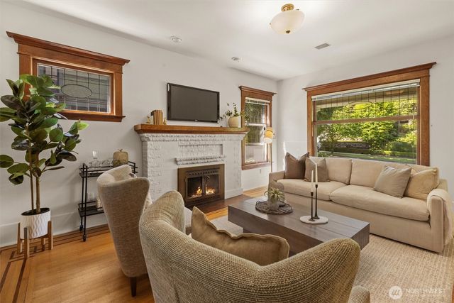 938 18th Avenue E, Seattle, WA 98112