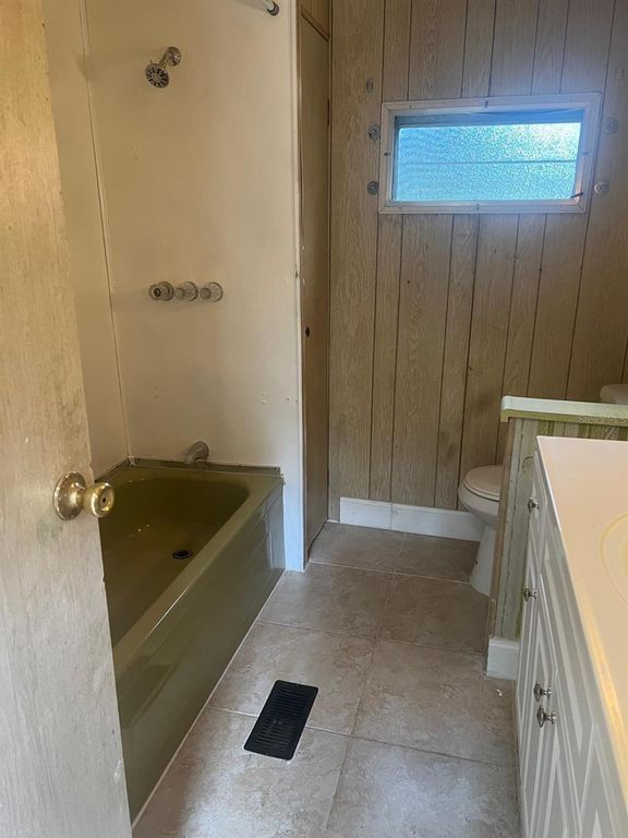 Image 10 of property listing at Address unavailable.