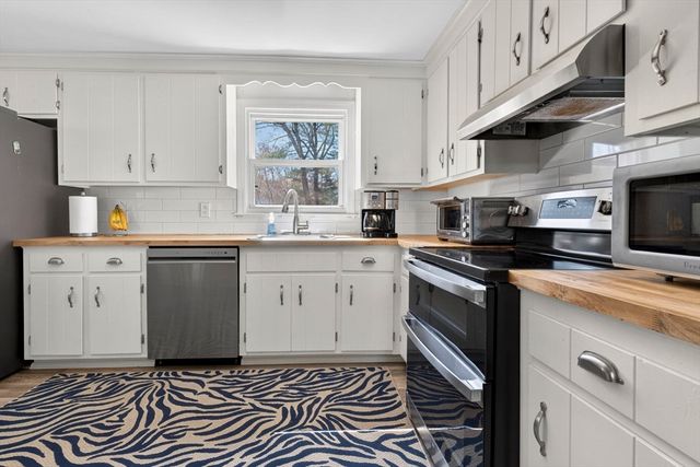 40 Old Farm Rd, North Attleboro, MA 02760