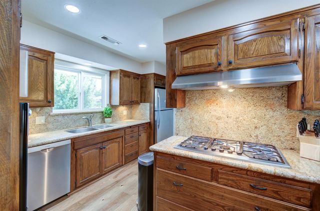 2004 S Renn Avenue, Fresno, CA 93727