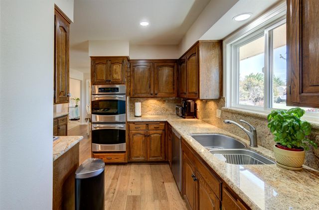 2004 S Renn Avenue, Fresno, CA 93727