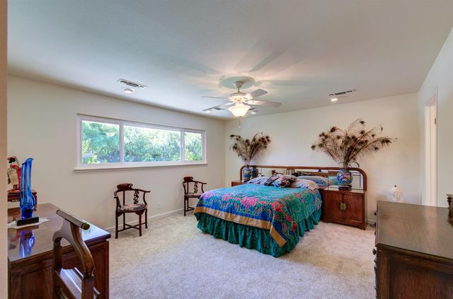 2004 S Renn Avenue, Fresno, CA 93727