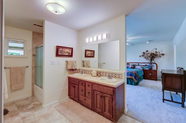 2004 S Renn Avenue, Fresno, CA 93727