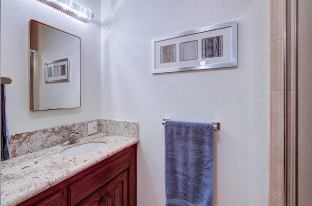 2004 S Renn Avenue, Fresno, CA 93727