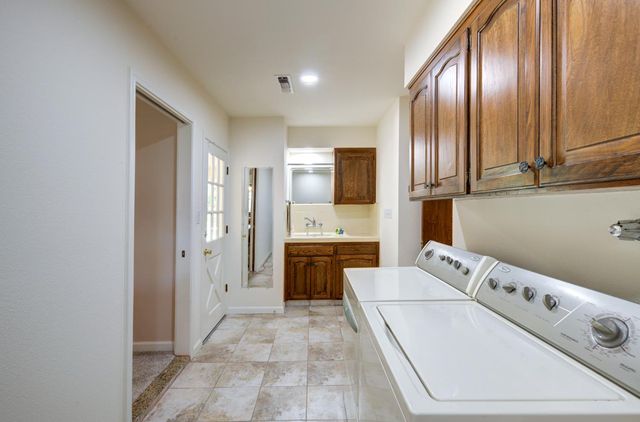 2004 S Renn Avenue, Fresno, CA 93727