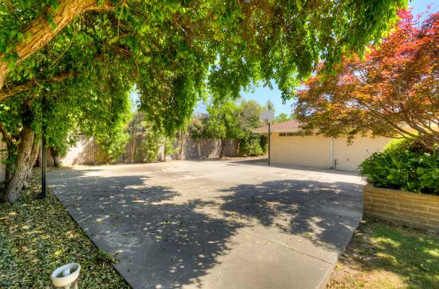 2004 S Renn Avenue, Fresno, CA 93727