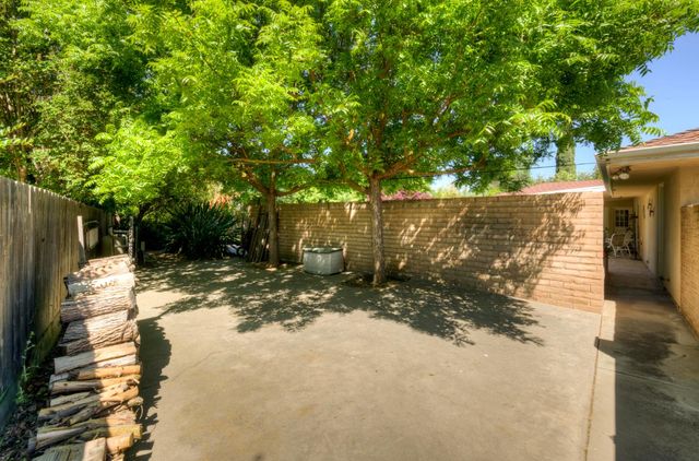 2004 S Renn Avenue, Fresno, CA 93727