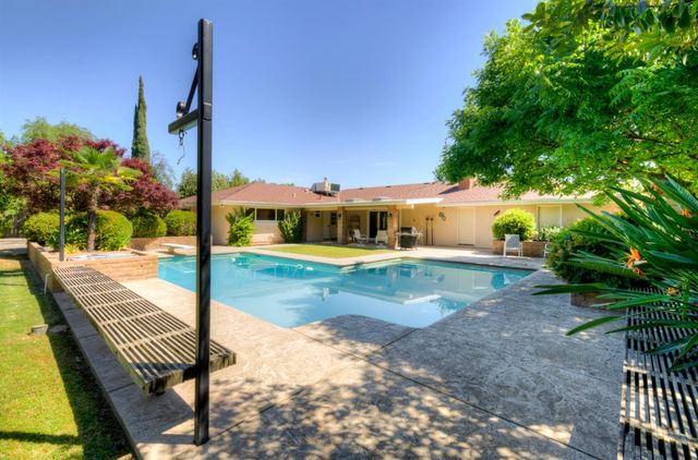 2004 S Renn Avenue, Fresno, CA 93727