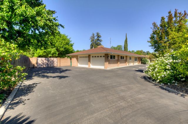 2004 S Renn Avenue, Fresno, CA 93727