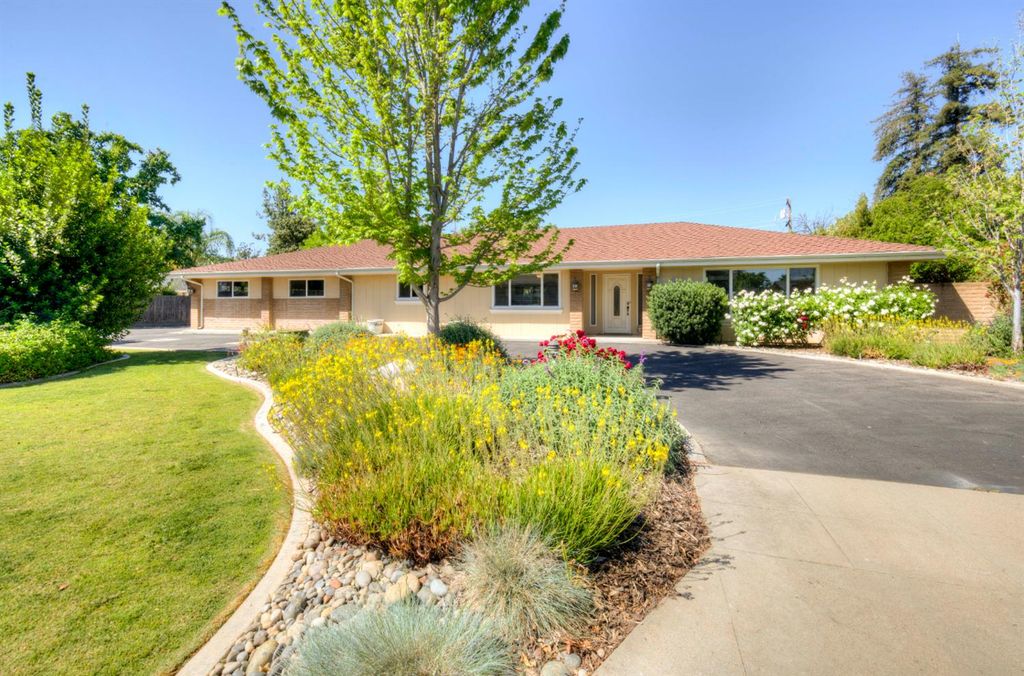 Image 2 of property listing at 2004 S Renn Avenue, Fresno, CA 93727