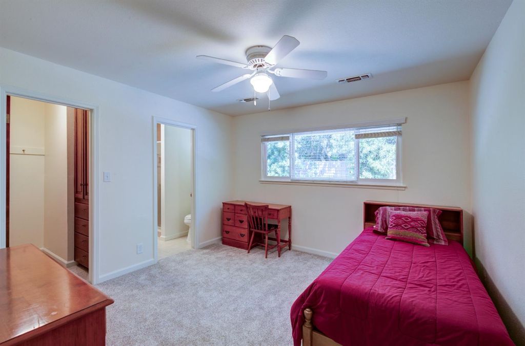 Image 22 of property listing at 2004 S Renn Avenue, Fresno, CA 93727