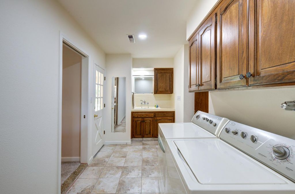 Image 24 of property listing at 2004 S Renn Avenue, Fresno, CA 93727