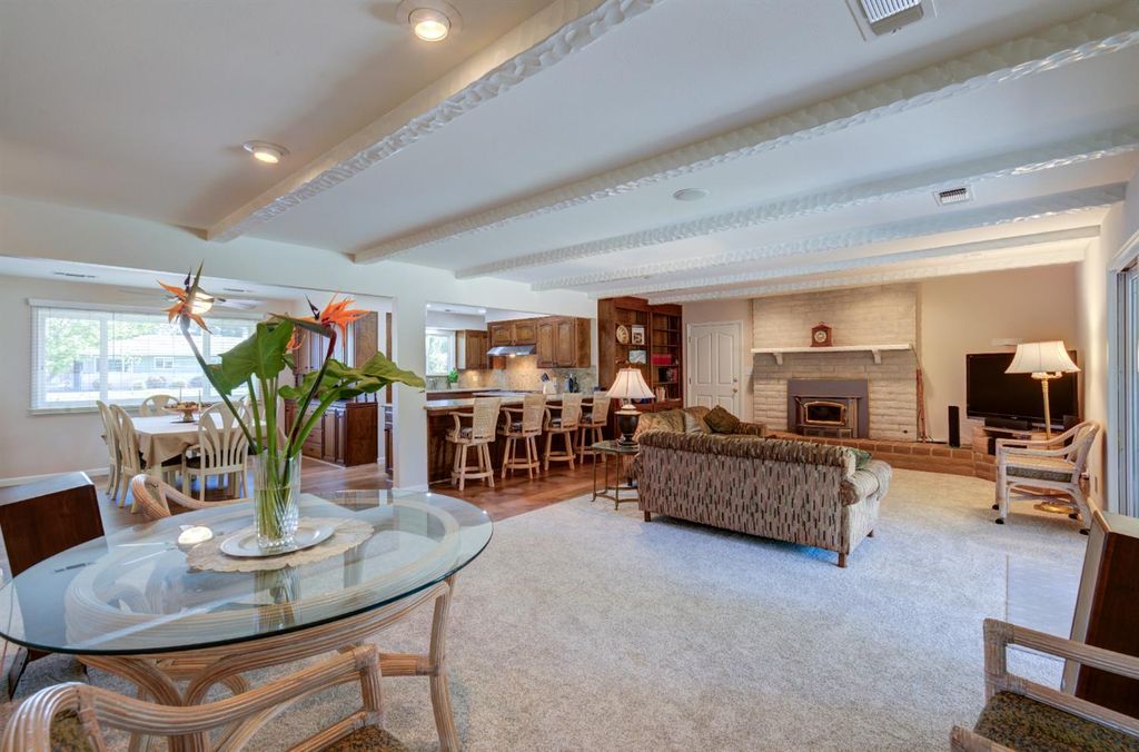 Image 8 of property listing at 2004 S Renn Avenue, Fresno, CA 93727