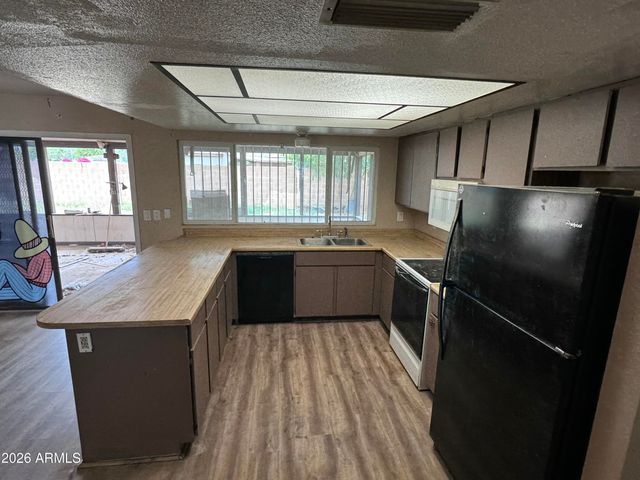 2602 E CHARLESTON Avenue, Phoenix, AZ 85032