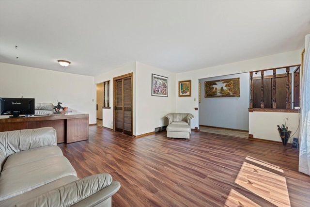 1517 Merry COURT, Port Washington, WI 53074