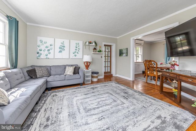523 W BROAD ST, Gibbstown, NJ 08027