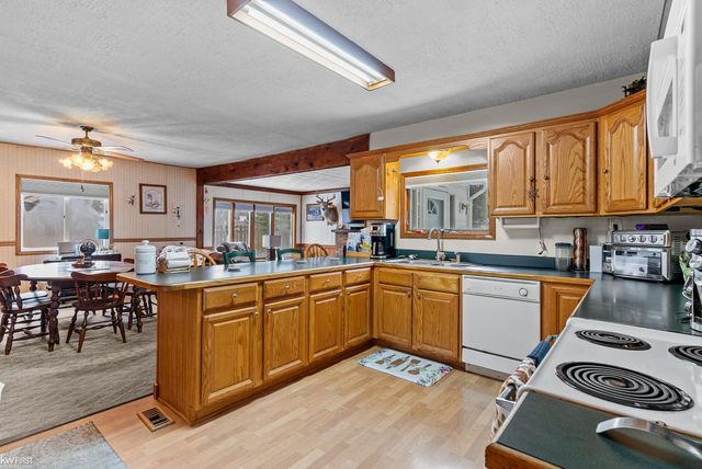 10528 Lake Shore Drive, Fenton, MI 48430