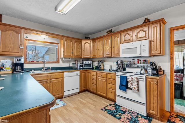 10528 Lake Shore Drive, Fenton, MI 48430