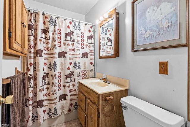 10528 Lake Shore Drive, Fenton, MI 48430