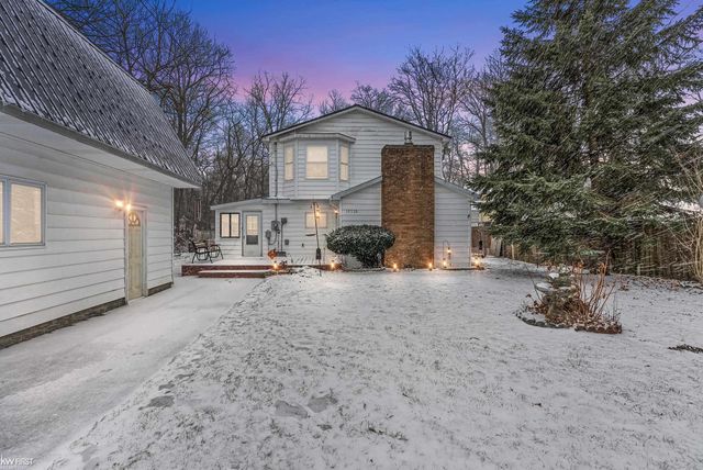 10528 Lake Shore Drive, Fenton, MI 48430