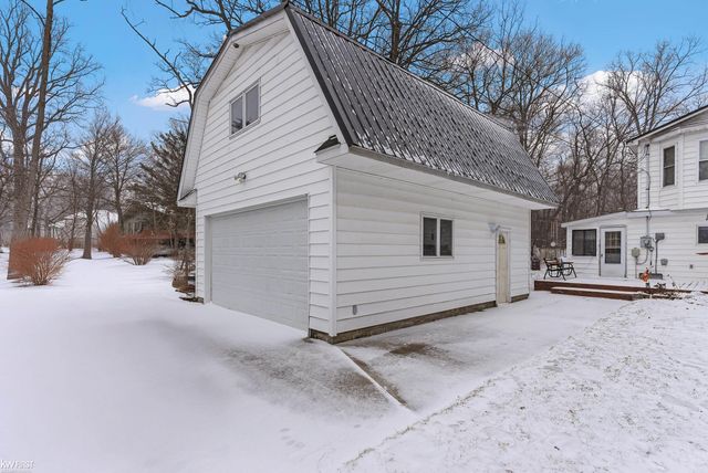 10528 Lake Shore Drive, Fenton, MI 48430