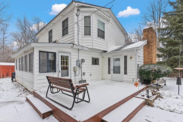 10528 Lake Shore Drive, Fenton, MI 48430