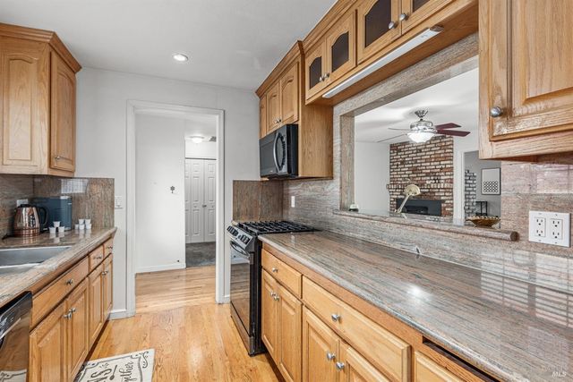 5232 Badger Rd, Santa Rosa, CA 95409