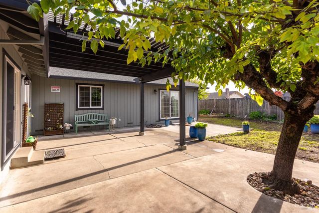 5232 Badger Rd, Santa Rosa, CA 95409