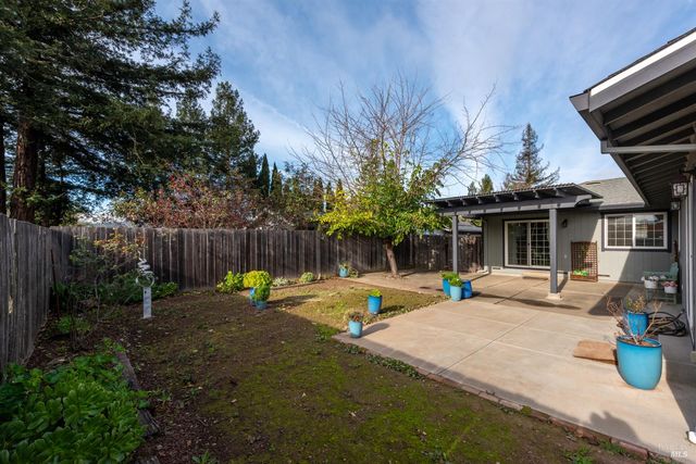 5232 Badger Rd, Santa Rosa, CA 95409