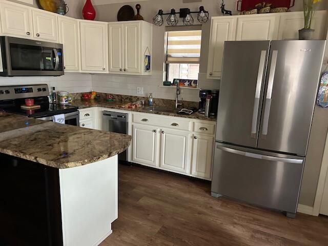 142 Natures Way, Hollister, MO 65672