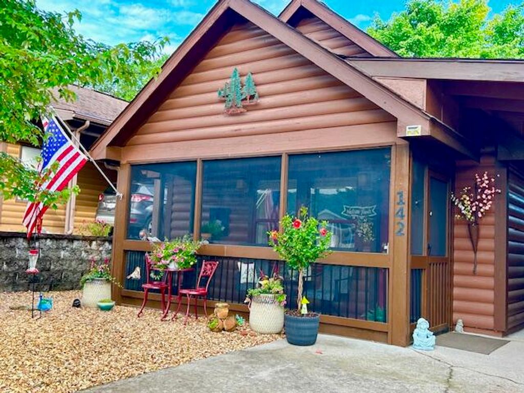 142 Natures Way, Hollister, MO 65672